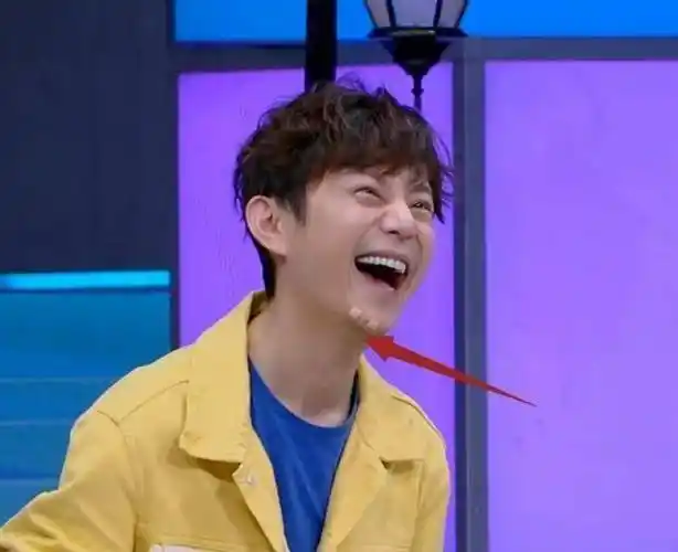 不过今晚的头条是马蓉王宝强,所以赶紧说完何炅就要赶紧去分析马蓉和