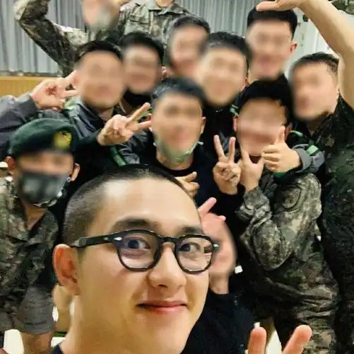 exo都暻秀军营照公开穿军装戴军帽目光坚定