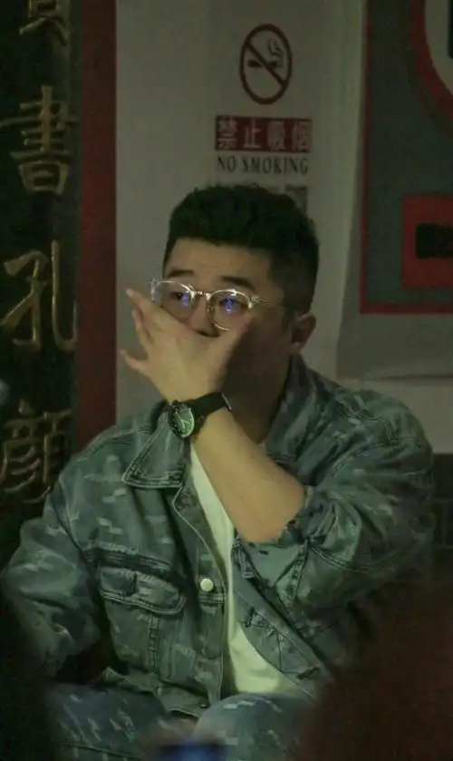 来了"秦霄贤只要面对周九良就会是笑嘻嘻的 随后孟鹤堂才慢悠悠的出来