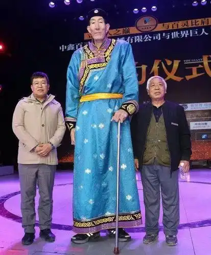 中国"第一巨人"鲍喜顺,曾不顾医生反对生下一娃,如今生活怎样