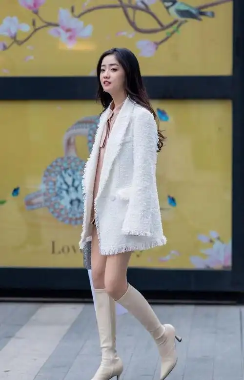 小姐姐白色漆皮中筒靴冬日里的一道美