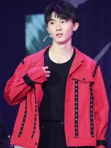 大家都知道每个团队现在都有自己的手势了,时代少年团也不例外,王源