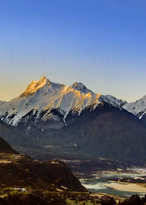 金顶多雄拉雪山