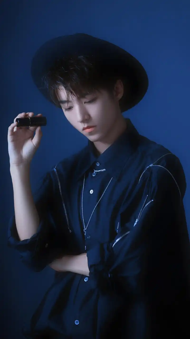 王王俊凯穿黑衣戴礼帽,是个帅气暗黑精灵了_p5,图片cr.