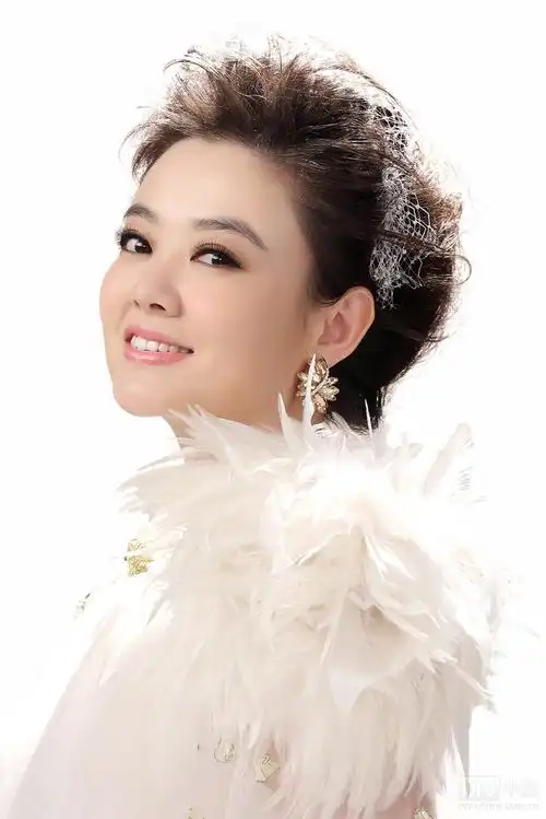 中国人民解放军总政治部歌舞团青年女高音歌唱家,号称总政歌舞团年龄