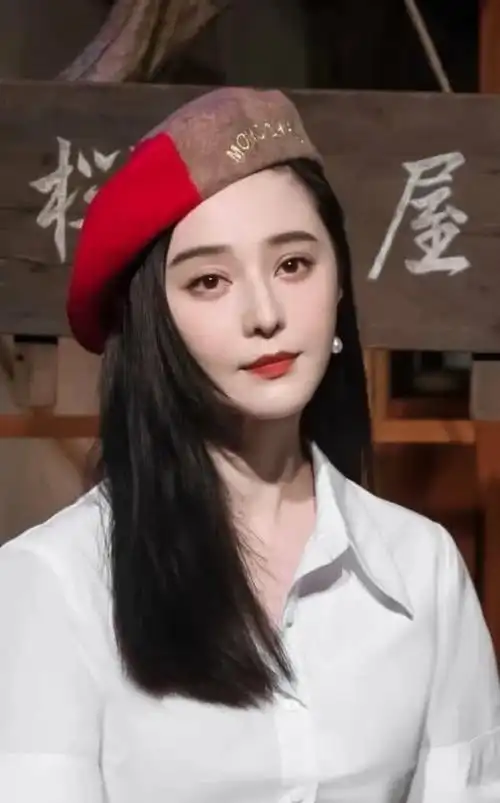 生子风波后范冰冰再曝新代言照粉色套装齐刘海似18岁少女