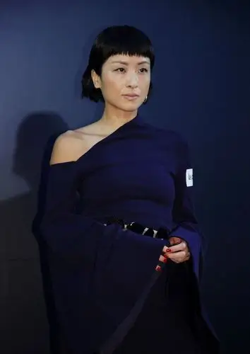 陈奕迅老婆徐濠萦穿斜肩礼服亮相,双手放前表情高冷超有范