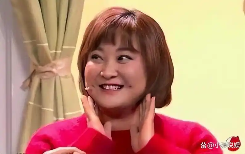 她甚至在央视春晚上演绎了经典小品《女神和女汉子》,将"自黑"发挥到