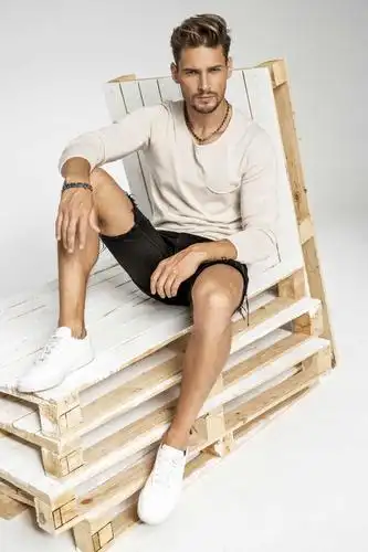 帅气男人系列-木板上的帅气男人图片-高清图片-图片素材-寻图免费打包