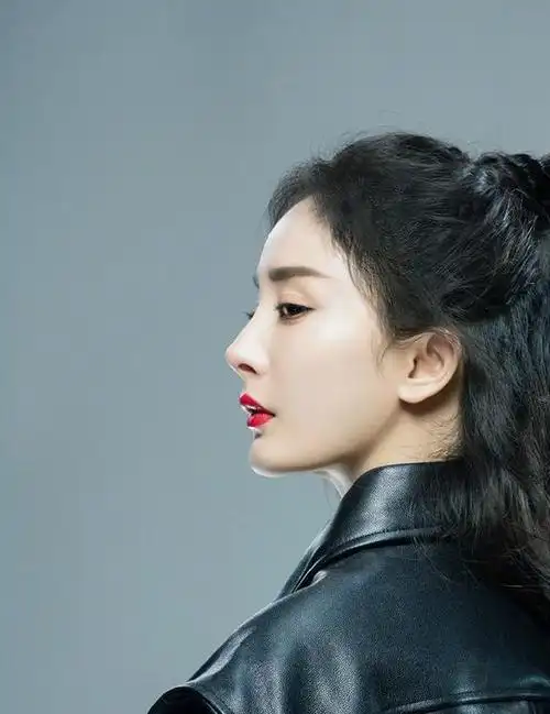 女生扎马尾时,尽量别犯这4个错误!显土又老气,颜值再高也白搭