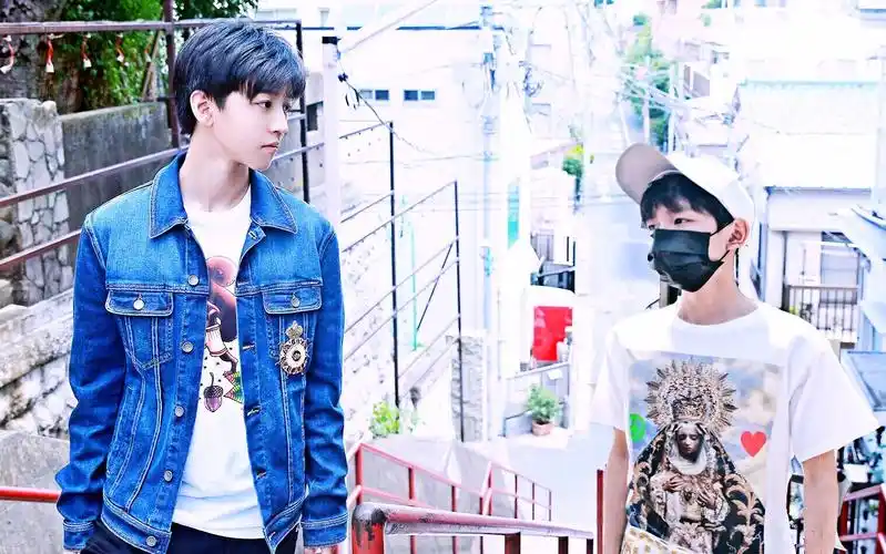 凯源牵手草咚摸头杀才怪嘞