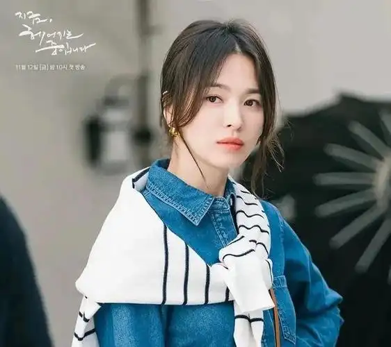 生活中的宋慧乔八字刘海的造型显得亲和力满分,轻盈且有空气感的刘海