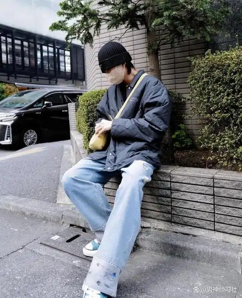 尹净汉的日常穿搭就是属于我们很多男生们都会在秋天的时候选择的.
