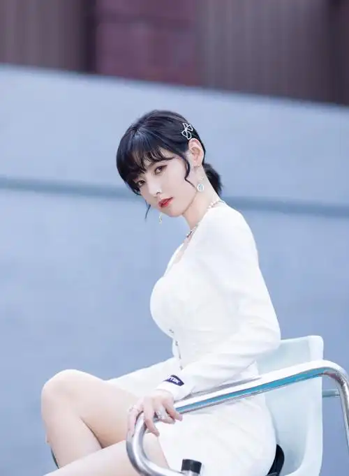 硬糖少女303赵粤身穿露背白裙,赵粤小姐姐依旧那么优秀美丽