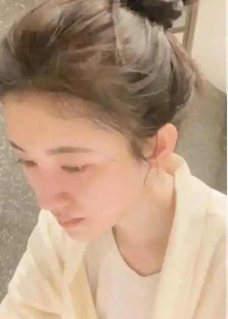 鞠婧祎晒卸妆视频,大力搓脸揉鼻子力破整容传闻,真实皮肤让人羡慕