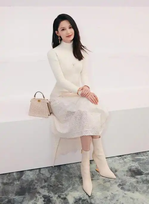 李沁巴黎看秀放大招国际脸秒杀外国女星穿毛衣半裙美得发光