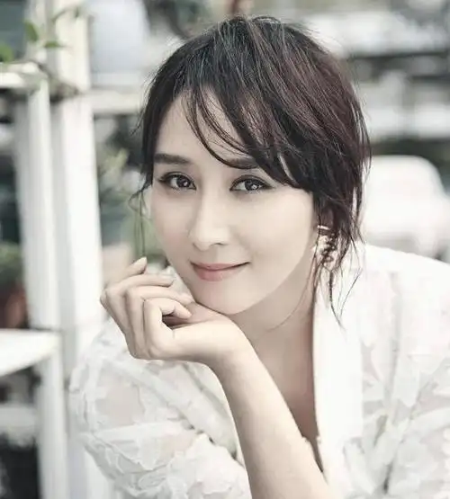 胡静写真大赏:灵动优雅的魅力女神,她的身材也如此惊艳?