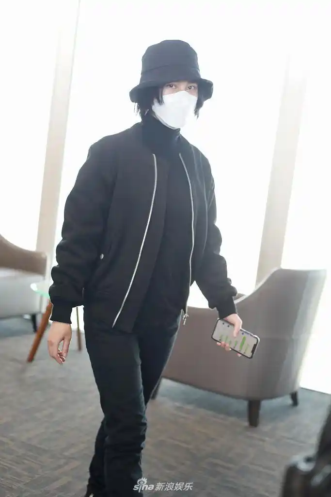 尚雯婕戴口罩遮素颜 全黑look搭配黑靴超飒