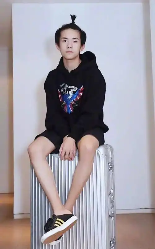 哈哈哈哈哈哈好吧,是易烊千玺的腿,没想到吧!