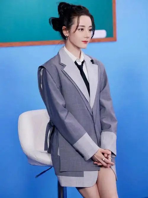 迪丽热巴青春第一课私服酷飒有型学院风