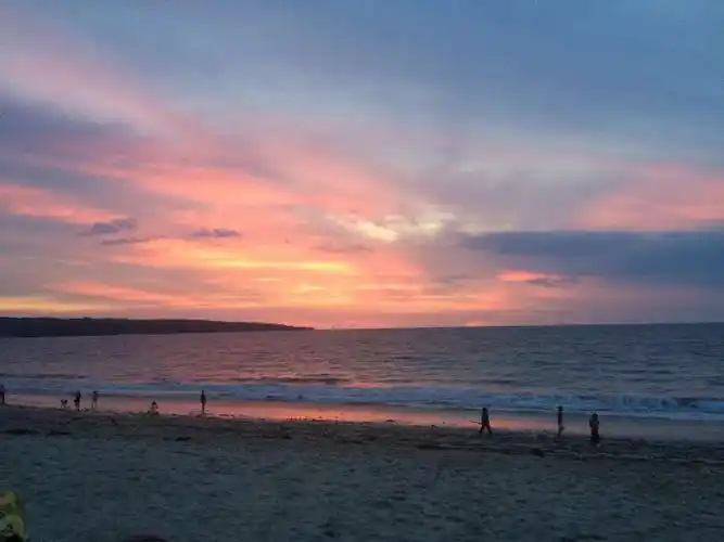 【携程攻略】巴厘岛金巴兰海滩景点,金巴兰日落果然名不虚传,唯美浪漫
