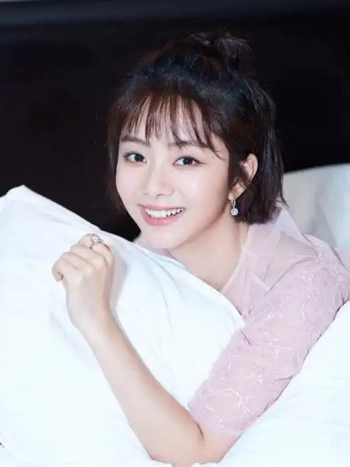 谭松韵在我心里应该是最有少女感的女明星了,30岁依然看上去像是十七