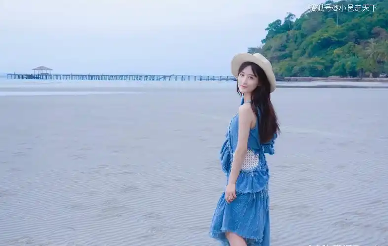 陈意涵海边可爱写真