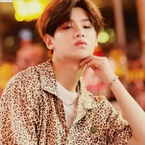 黄明昊豹纹  来看看新鲜帅气的昊哥～这侧颜,这下颚线,这喉结简直太帅