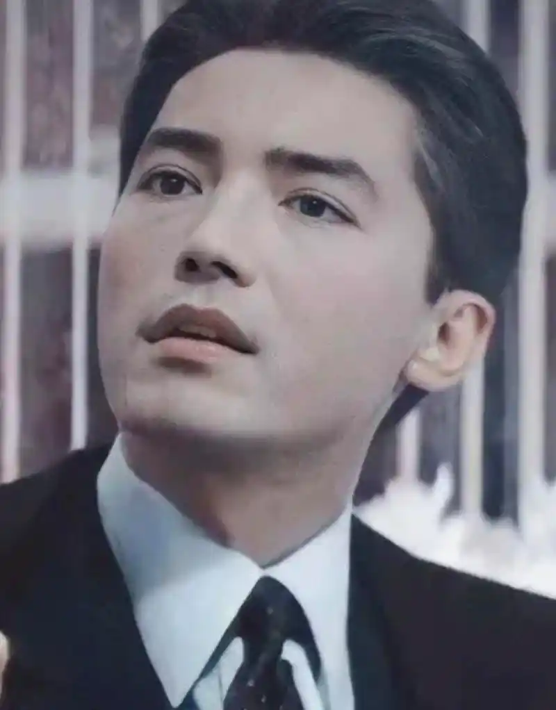 尊龙身上那种自带的尊贵感,似乎是从出生时就自带的光芒,微微抬起的