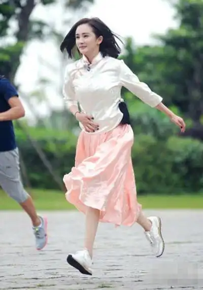 跑男世界杯特邀(杨幂录制《奔跑吧》,红色球衣青春范十足,动态图太