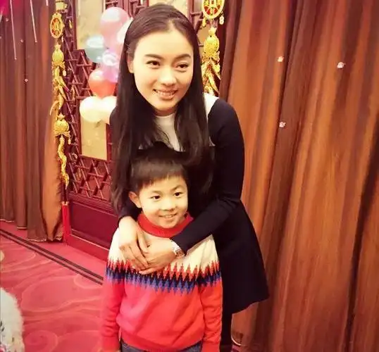 民歌天后陈思思嫁给青歌赛冠军师鹏生一女如今46岁现状咋样了