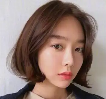 今年很火的还有八字刘海,八字刘海搭配短发在减龄的同时还能增添女生