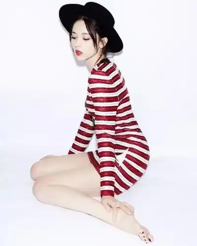 古力娜扎漂亮的小脚丫,不输给迪丽热巴和杨幂