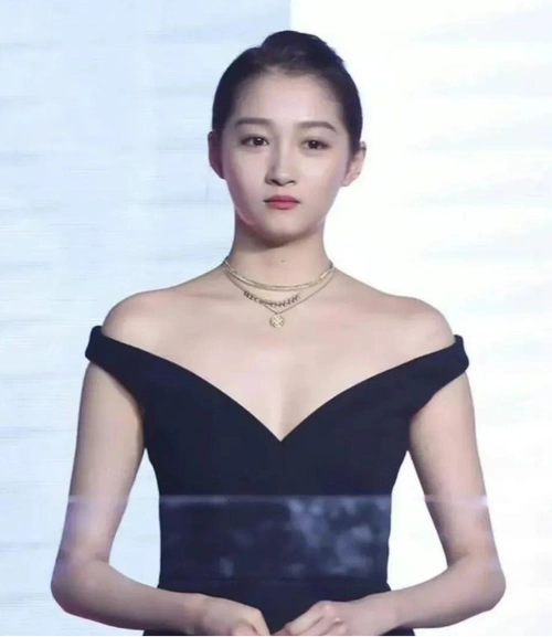 近日,36岁刘亦菲被拍到略显"发福",身材成为了网友议论的焦点