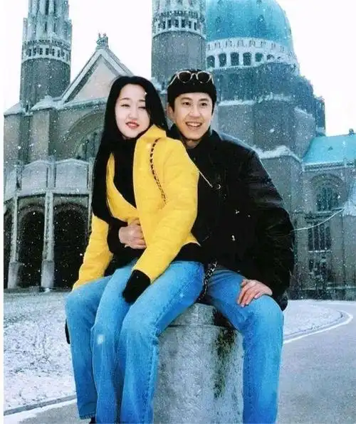 53杨钰莹现身南昌被偶遇,打扮惹争议,女神生图脸部崎岖认不出