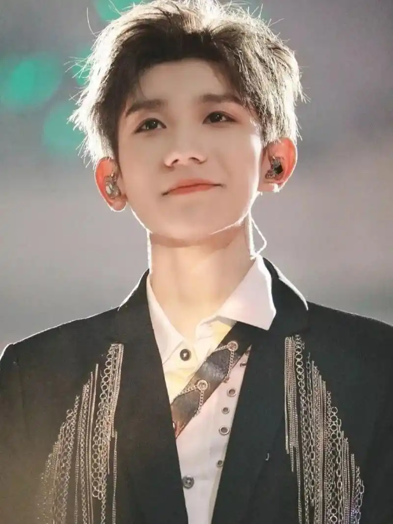 王源高清图片 王源的笑容好治愈💚 希望他开开心心的,小汤圆们永远