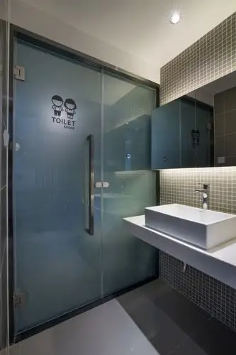 卫生间干湿分离以磨砂玻璃,上面贴上可爱的动漫"卫生间"图案,浴镜后发