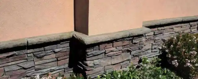 勒脚部位外抹水泥砂浆或外贴石材等防水耐久的材料,应与散水,墙身水平