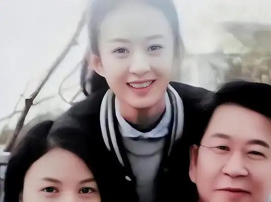 1987年,赵丽颖出生在一个普通的农村家庭,父亲是警察,母亲是超市的