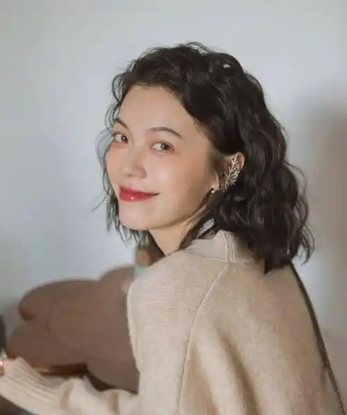 "港风"复古短发烫_岁月_发型_资讯