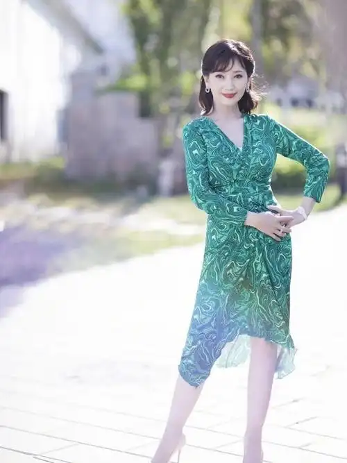 赵雅芝是优雅女人的代表穿绿色扎染长裙也不花哨反而很高贵