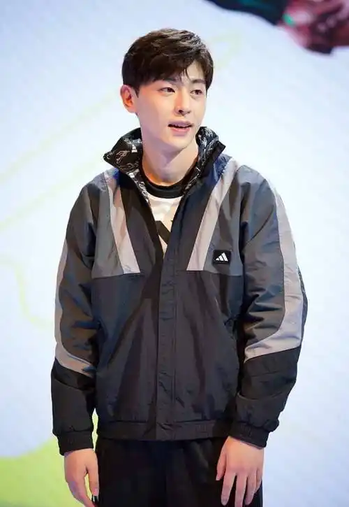 邓伦运动风的造型还挺有学生气的,看起来很显小,很有_