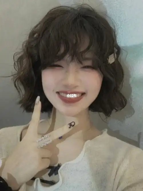 圆脸妹子短发烫发法式烫活泼俏皮可爱