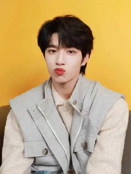 刘耀文嘟嘴比耶照