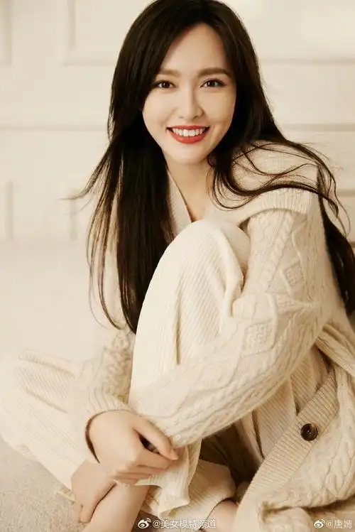 唐嫣分享氛围感随拍毛衣穿搭甜笑温暖治愈