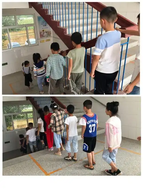 下课了,同学们排队下楼梯.