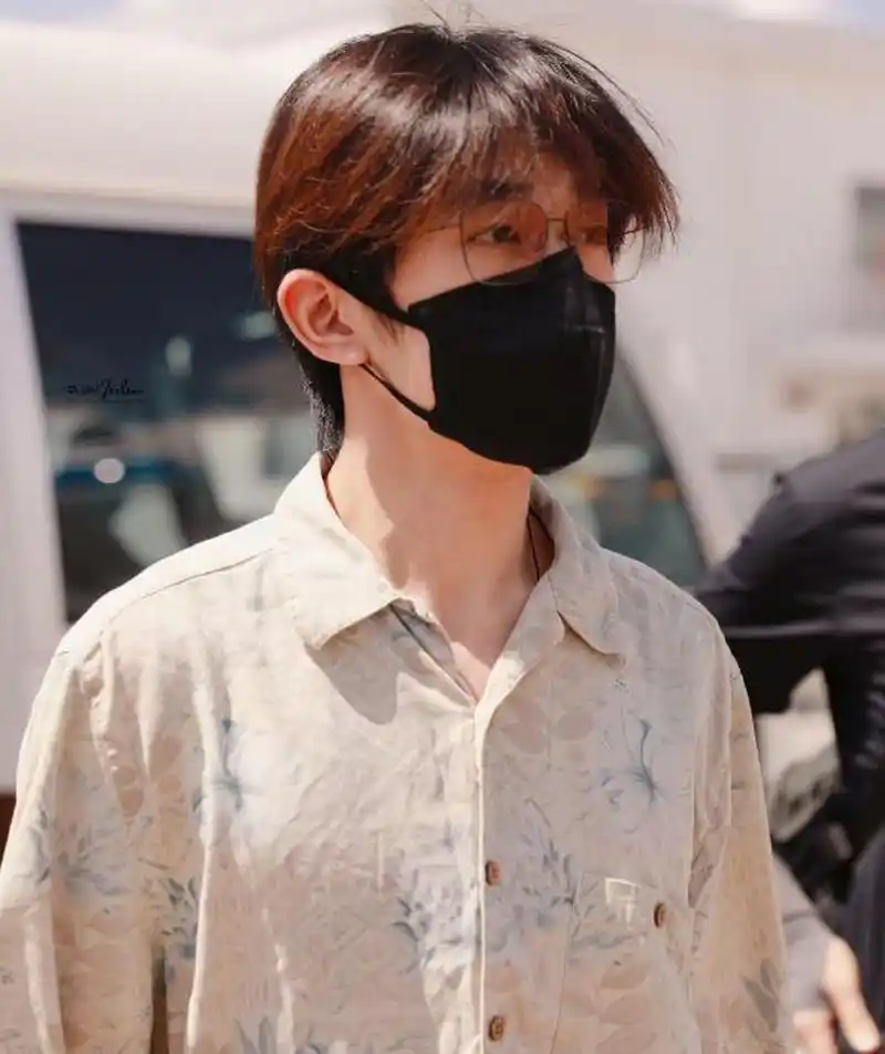 易烊千玺从西宁出发,今日份穿搭是衬衫配短裤,夏日凉爽大男孩,戴着