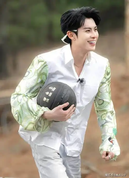 王鹤棣应援图撞王嘉尔家,白鹿范丞丞家有多处重合_蔡徐坤_嘉宾_人气