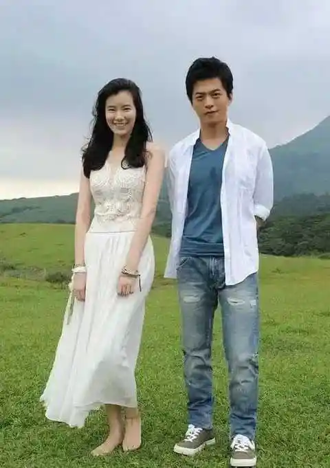 李健罕见与老婆同框女方长发飘飘气质温婉陪老公录节目十分粘人