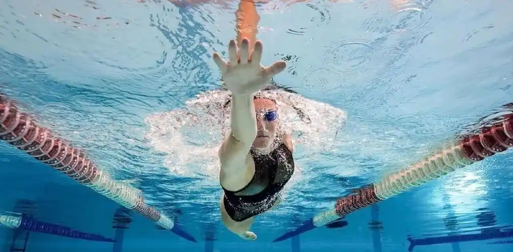 自由泳教学这个自由泳练习帮助你学习身体平衡